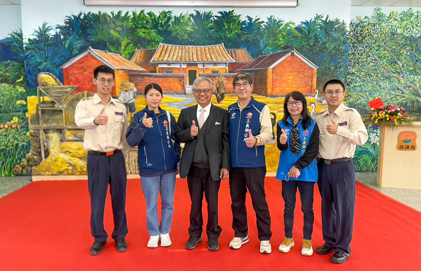 楊德遠與三義圖書館伙伴合影。三義鄉立圖書館提供