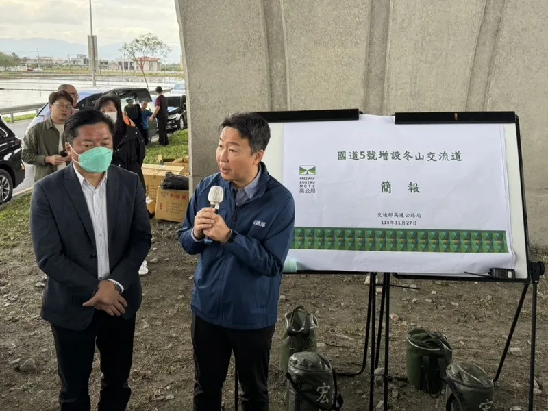 交通部長陳世凱（前右）27日前往宜蘭縣冬山交流道預定地的成興路、191縣道路口考察，致詞時表示交通部一定會支持地方建設，加速辦理冬山交流道可行性評估。中央社