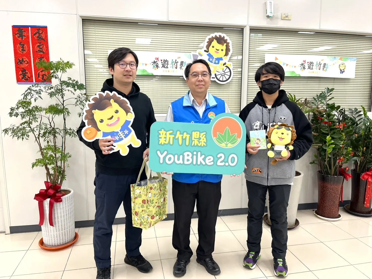 王同學(右1)與王爸爸一起受獎,王同學是第4,999,999位。新竹縣政府提供