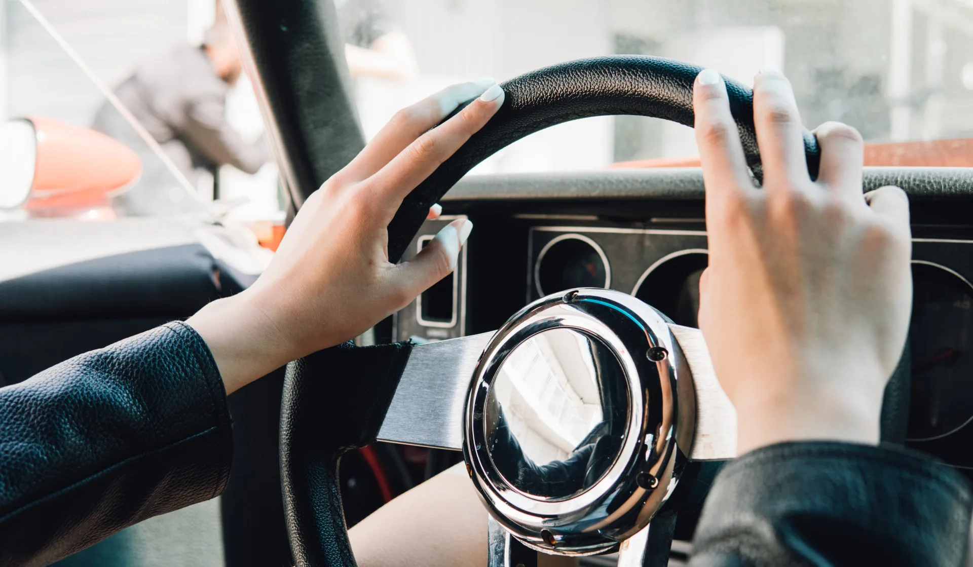 高公局提醒，輔助駕駛系統（ADAS）「非」自動駕駛 ，駕駛人開車時若雙手離開方向盤，可處6000元以上3.6萬元以下罰鍰。示意圖