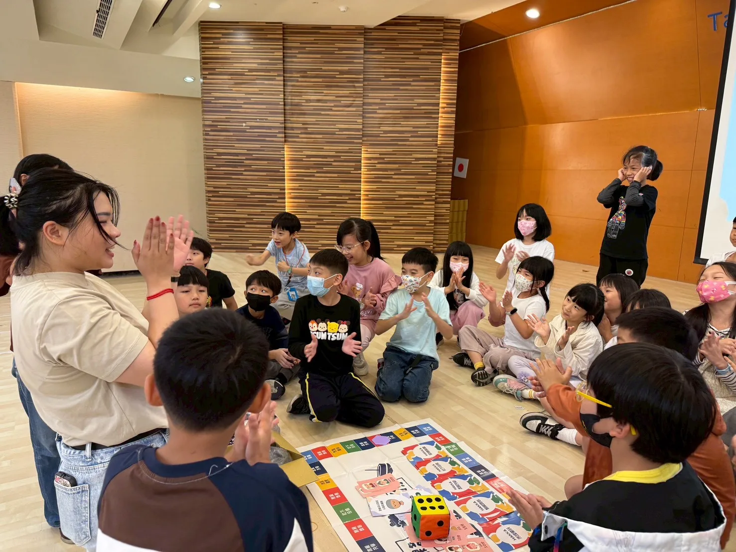孩子們於闖關區參與客家文化DIY,展現學習成果。北市客委會提供