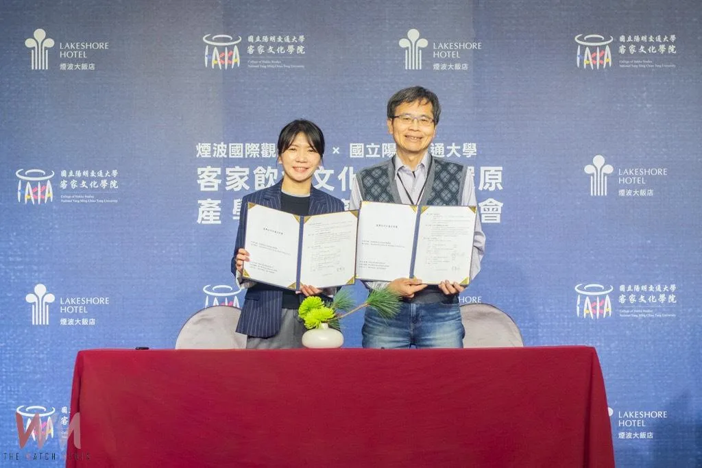 新竹煙波國際觀光集團副執行長董華玲(左)與國立陽明交通大學客家文化學院主任羅烈師啟動客家飲食文化再現計畫。煙波國際觀光集團提供