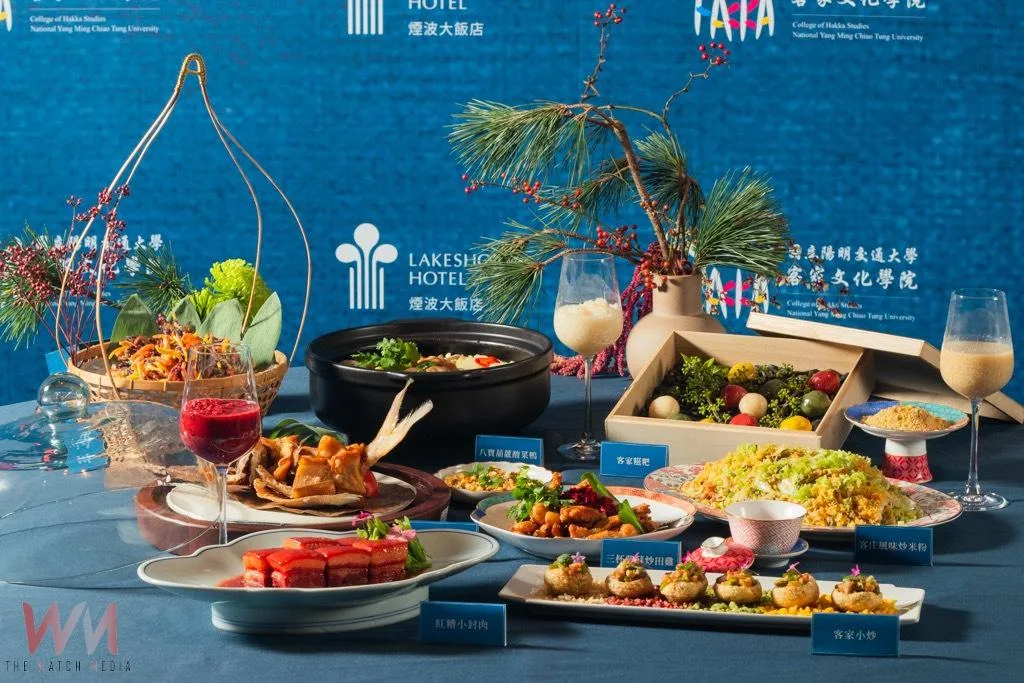 煙波推出「經典客家宴」料理展示,象徵產學合作計畫的起點。 煙波國際觀光集團提供
