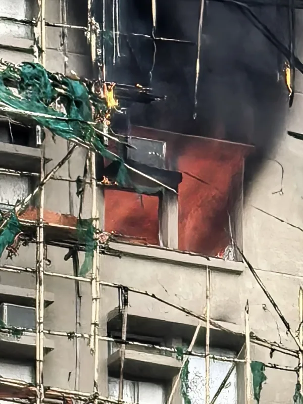 香港大埔宏福苑大火自26日下午焚燒，圖為27日早上10時，仍有個別住屋在猛烈焚燒。中央社