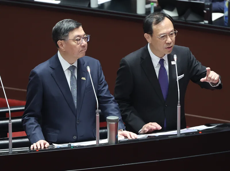 對於立法院法制局提出修旁系血親禁婚範圍,衛福部長石崇良(右)表示,是否會因為放寬親等,造成遺傳性疾病增加,需更多科學評估。左為行政院長卓榮泰。中央社