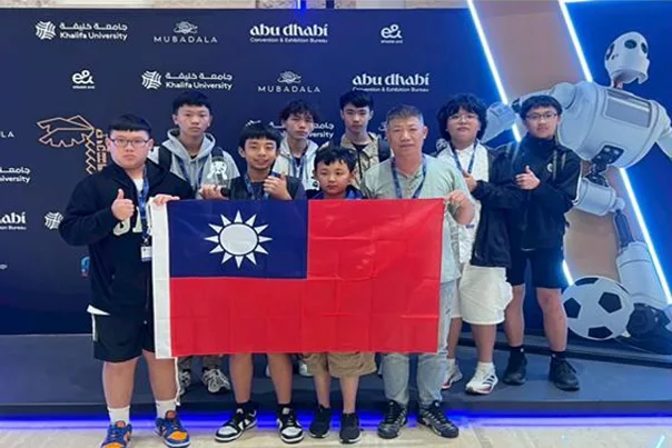 苗栗縣中小學生跨校聯隊【Miaoli Green 2】，勇奪亞太機器人世界盃比賽冠軍。苗縣府提供