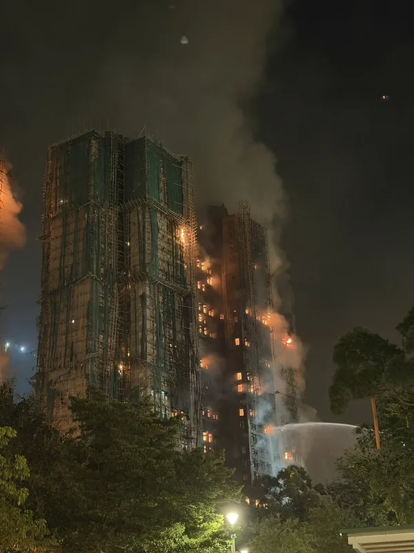 香港宏福苑發生奪命大火，居民Dorz表示他已作最壞的打算，住了20多年的房子會沒有了。圖為Dorz拍攝到火勢情況。