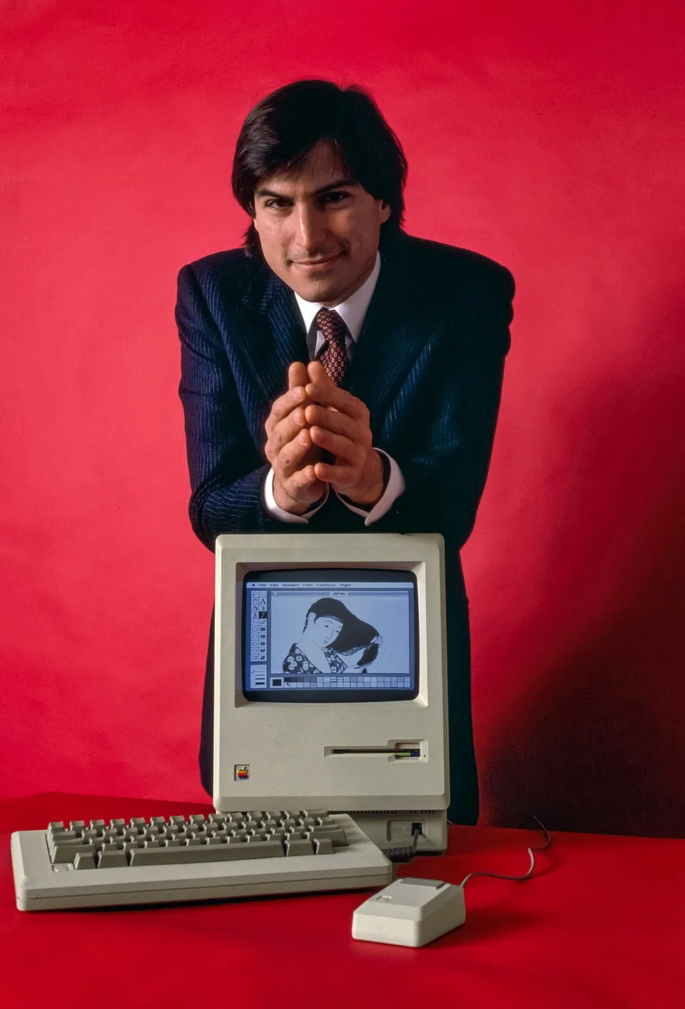 1984年一月，賈伯斯與初代麥金塔電腦。Bernard Gotfryd