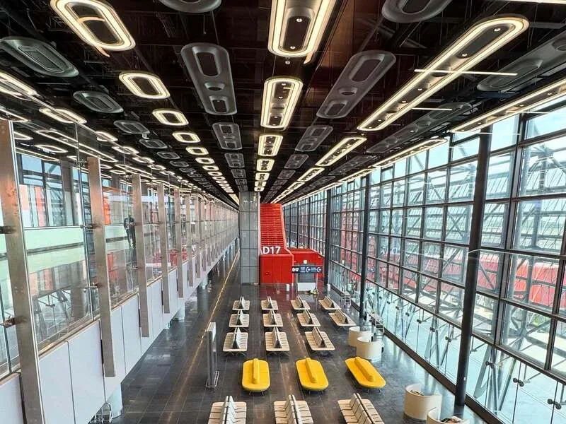 桃園國際機場第三航廈北登機廊廳12月1日起試營運，由國際知名設計師羅傑斯（Richard Rogers）團隊設計的空間與以往的候機室完全不同。目前知名的咖啡品牌跟餐飲店都已經進駐，希望帶給旅客嶄新體驗。翻攝交通部次長林國顯FB