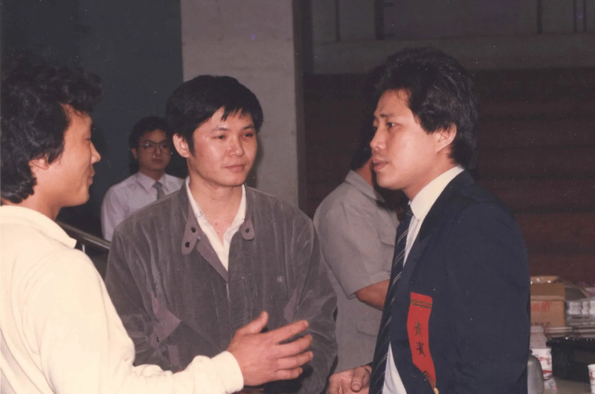 三台雜誌三週年慶，邱從容（中）與知名歌手康雷（右）有所交流。1988年，頭份國小禮堂，楊國鑫攝
