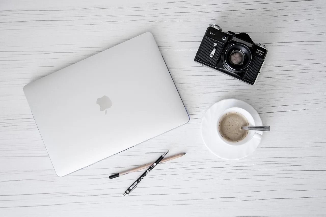 咬一口的蘋果，2006macbook。brbrgraphics