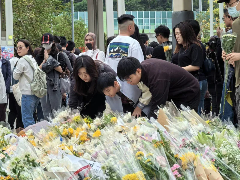 香港宏福苑26日發生奪命大火,30日下午,香港市民到大火現場為死難者獻花哀悼。中央社