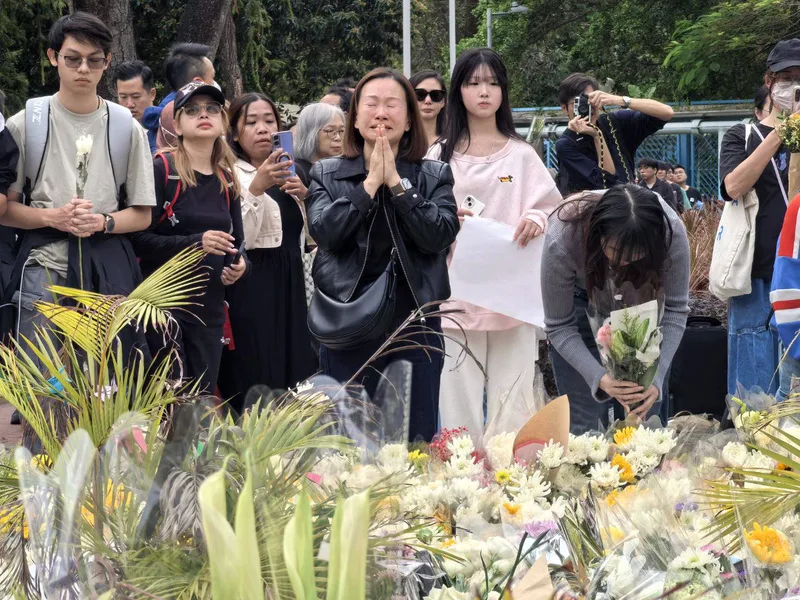 香港宏福苑26日發生奪命大火,30日下午,香港市民到大火現場為死難者獻花哀悼。中央社