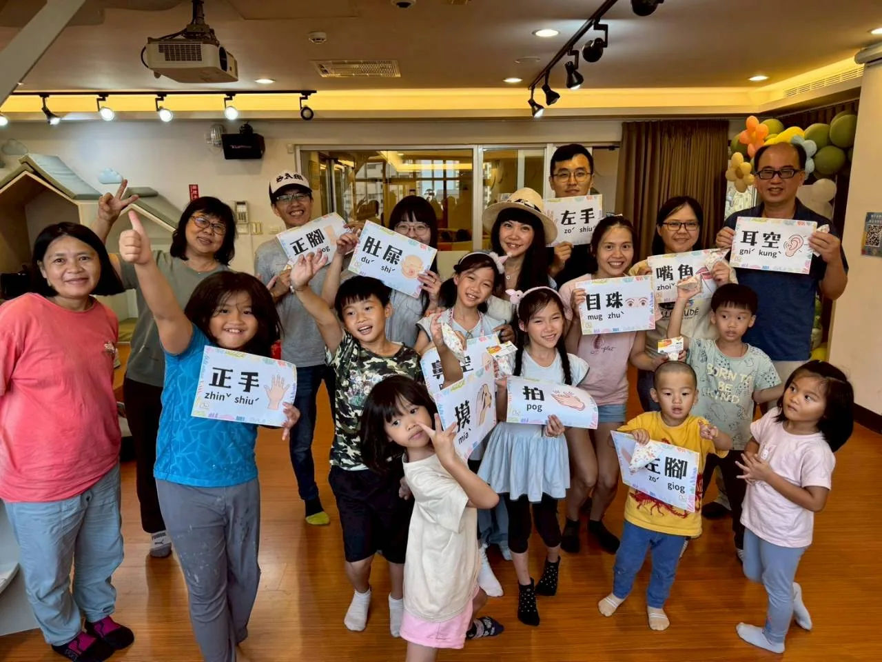 大人細子來唱跳,遊戲中引導孩子學習客語詞彙,自然使用客語交流。桃園市客家局提供