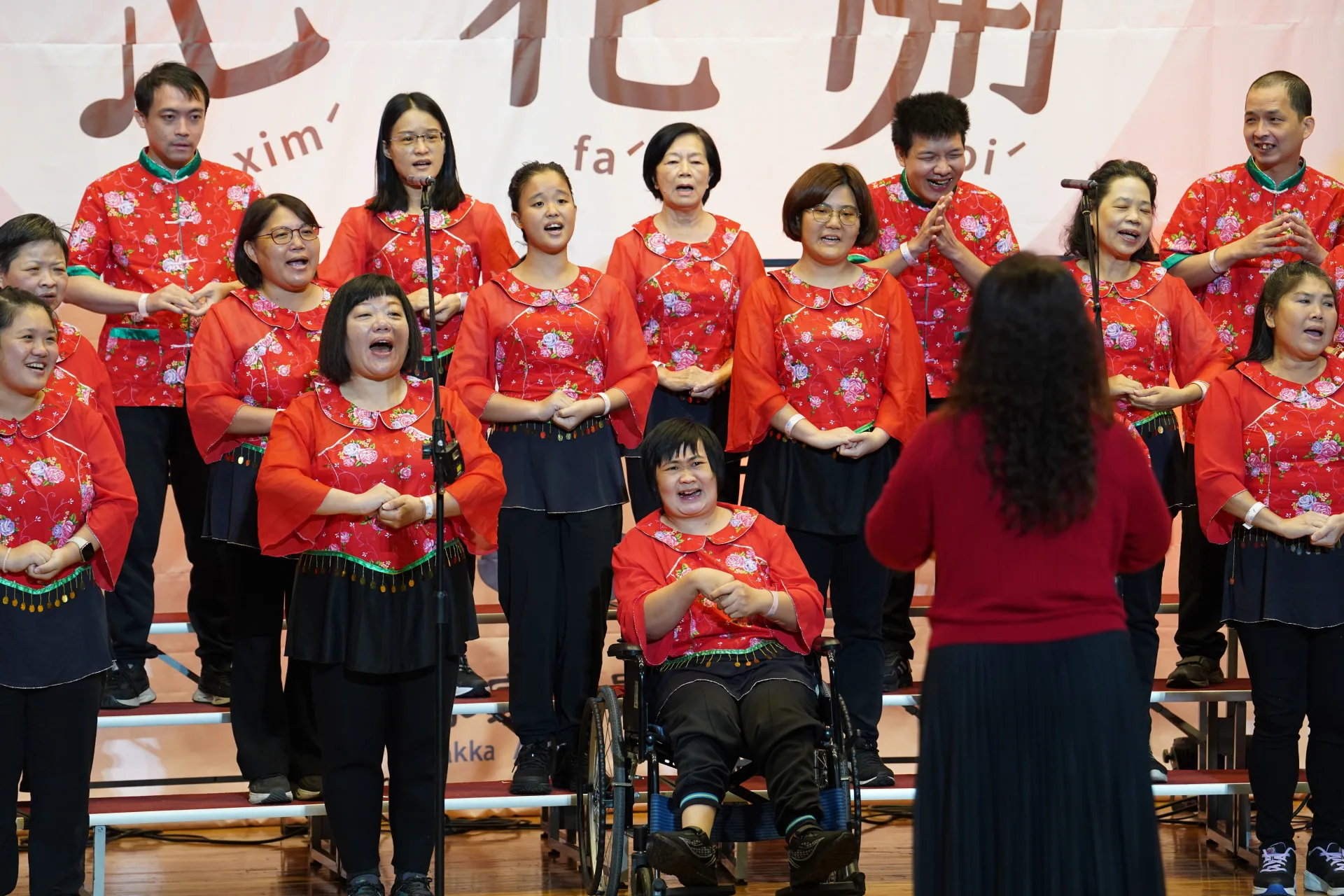 客家歌謠中區場跨世代共響傳承,評審團獎社團法人苗栗縣特殊教育關懷協會演出。客委會提供