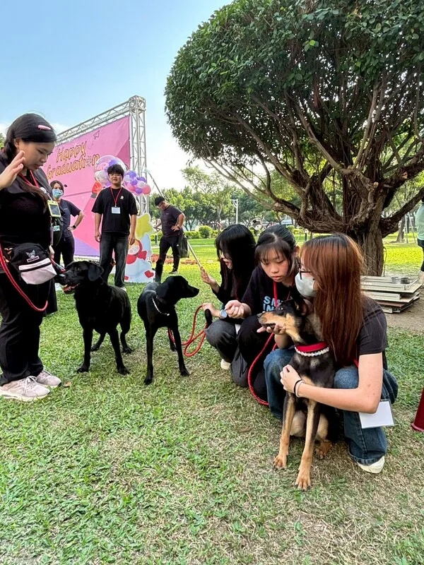 送別毛毛外,屏大也迎接3隻新學輔犬,場面溫馨。屏大提供