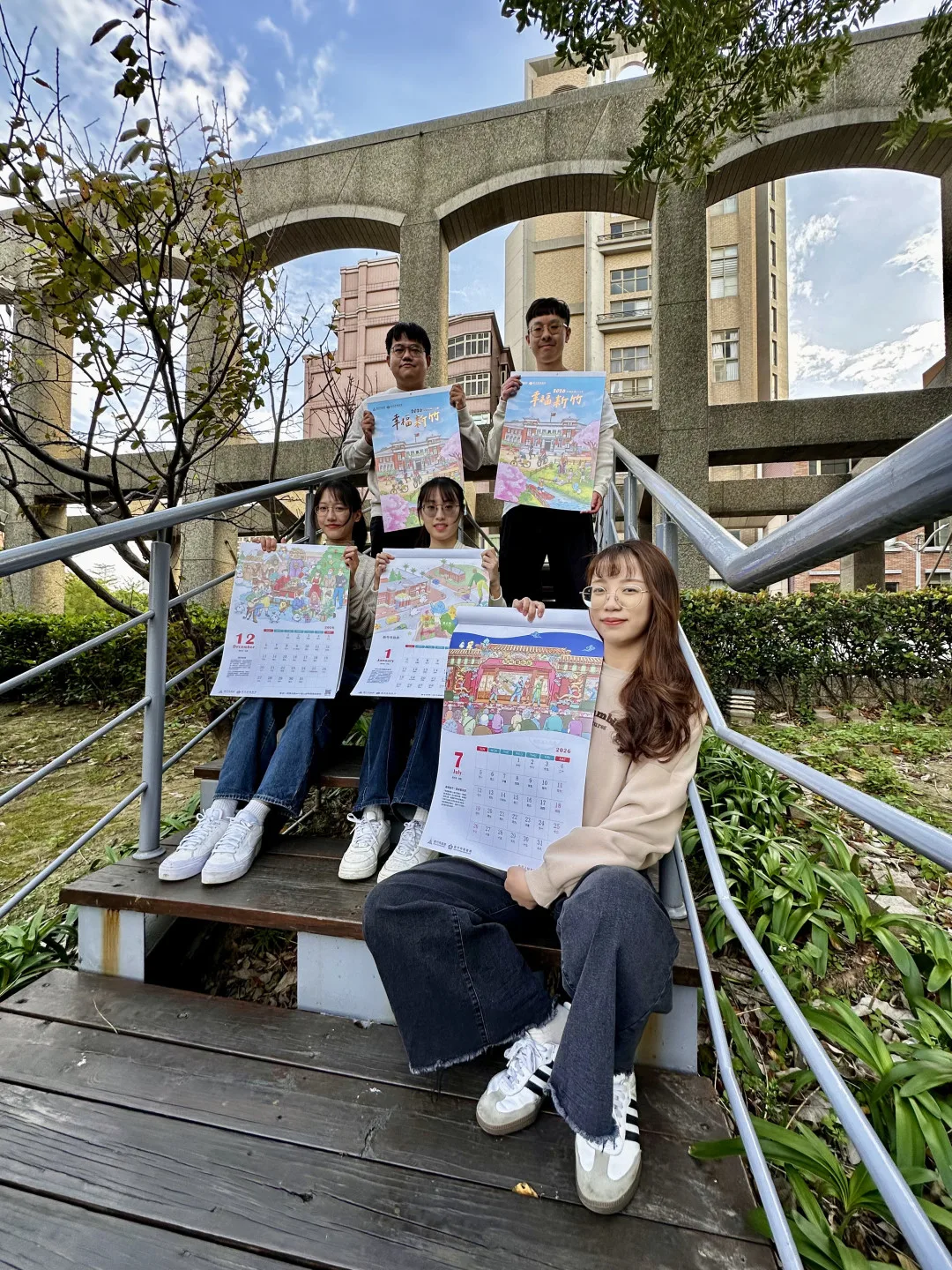 《2026 幸福新竹》月曆,將於12月4日起開放兌換。稅務局表示,凡捐贈11至12月份雲端發票5張,即可兌換月曆1份
