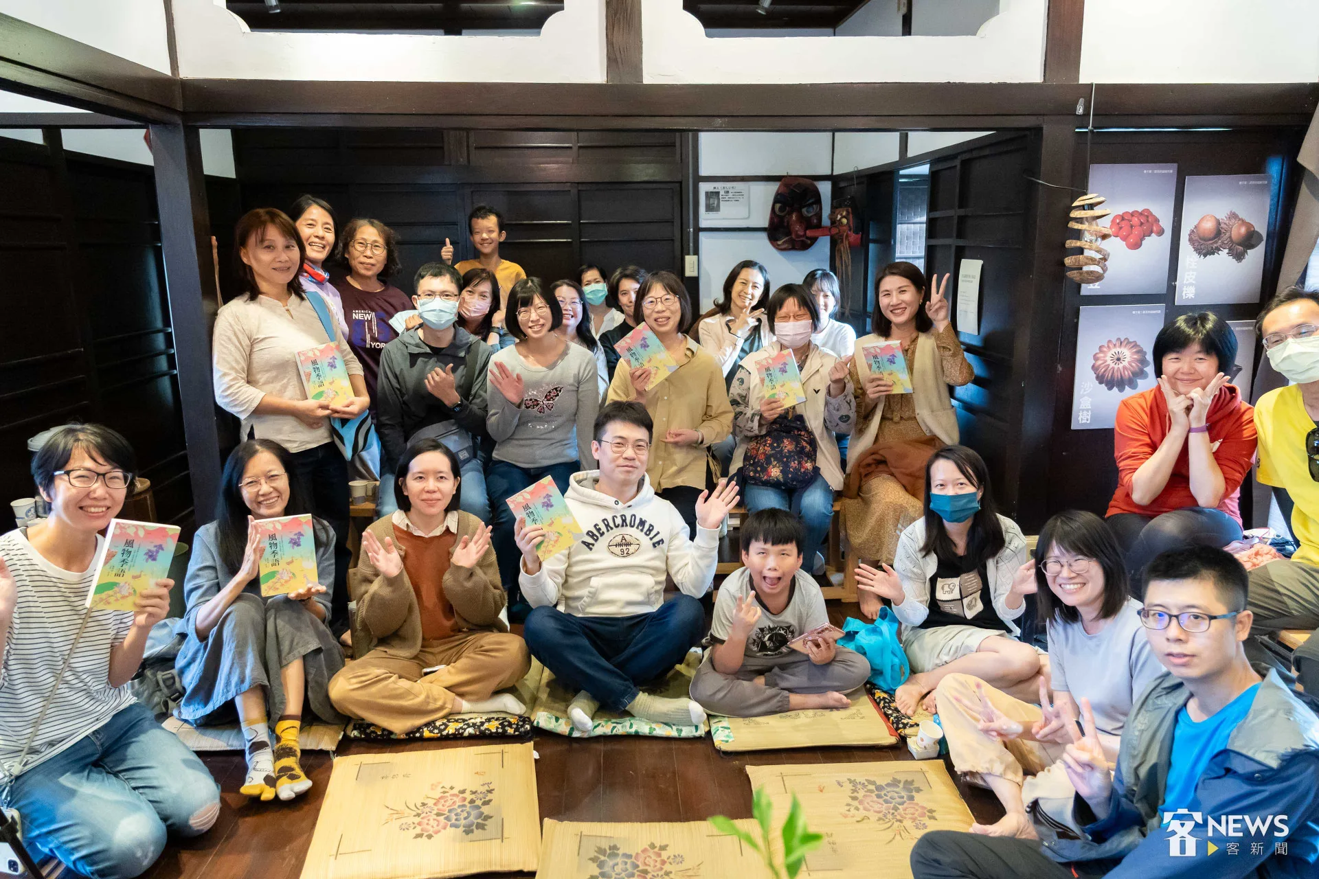 家蕭秀琴出版新書《風物寄語》,受「山線百年客家輸出」邀請,在苗栗造橋車站旁的日式宿舍舉辦新書發表會。李台源攝