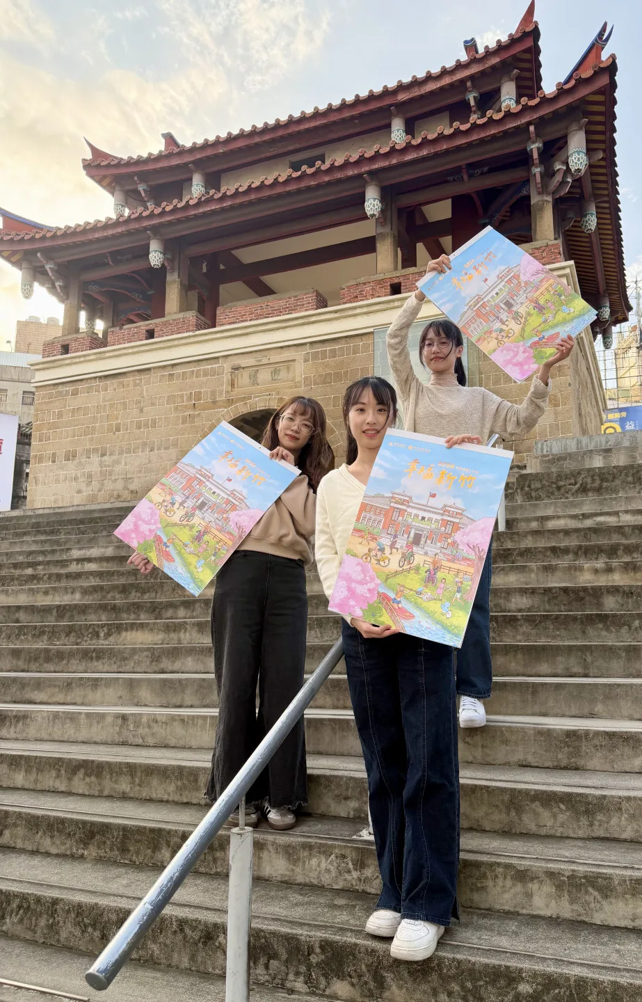 《2026 幸福新竹》月曆,將於12月4日起開放兌換。稅務局表示,凡捐贈11至12月份雲端發票5張,即可兌換月曆1份