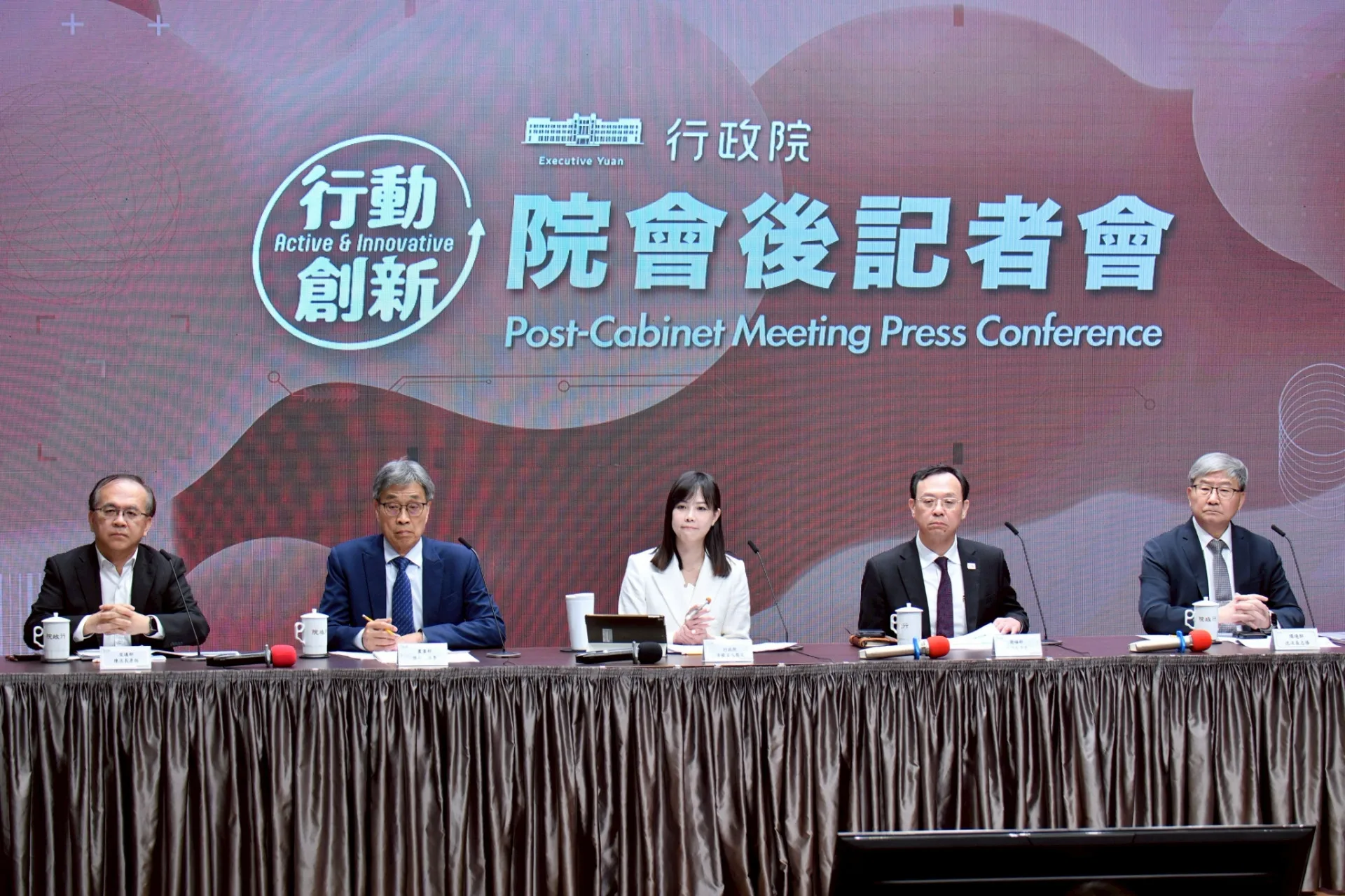 行政院發言人李慧芝今天主持行政院會後記者會,轉述行政院長卓榮泰指示。行政院提供