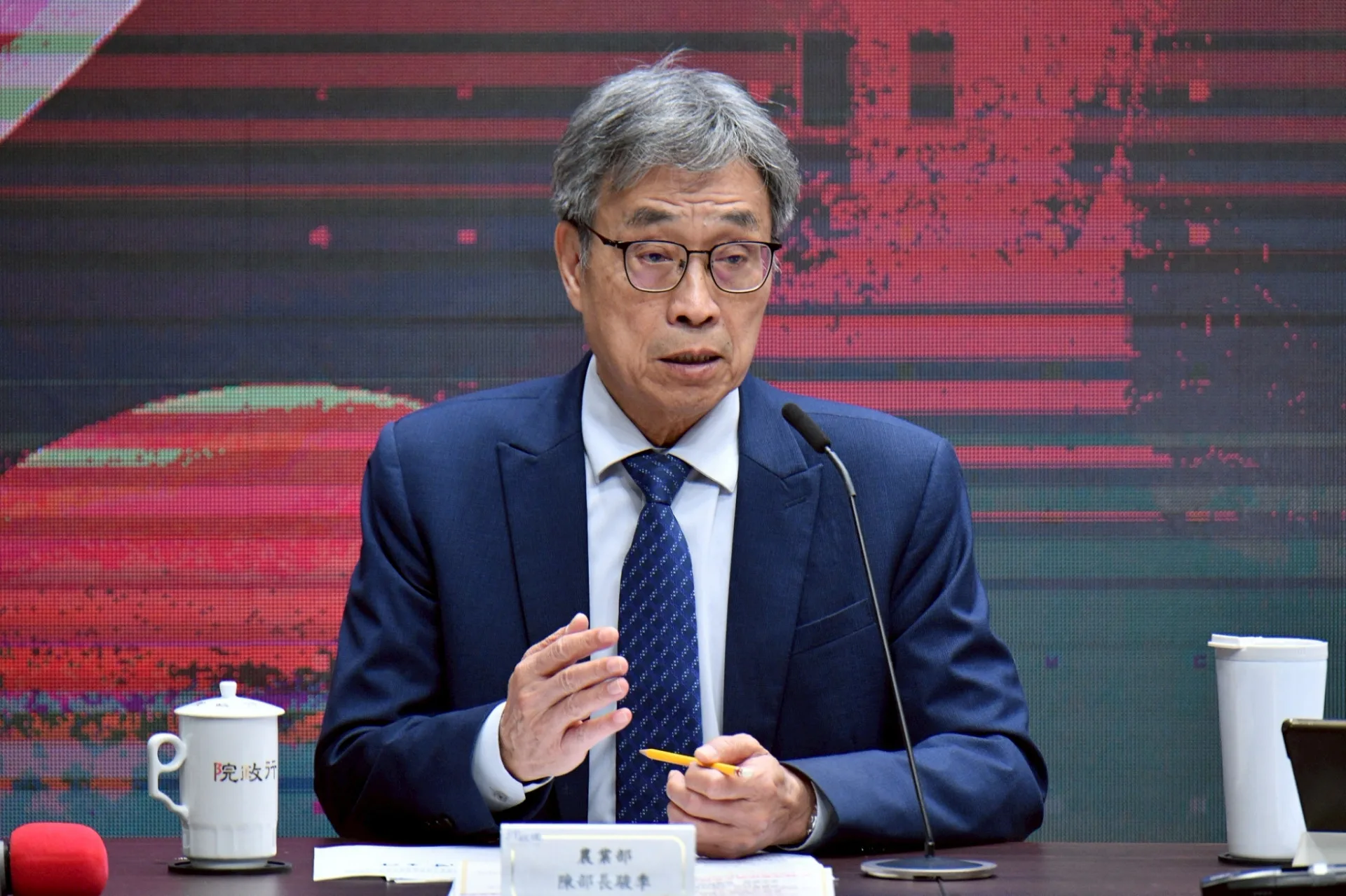農業部長陳駿季稱,為鼓勵豬農轉型,農業部祭出補助,緩衝期間直接轉型飼料養豬者,將補助轉型飼料,每頭豬新台幣3600元。行政院提供
