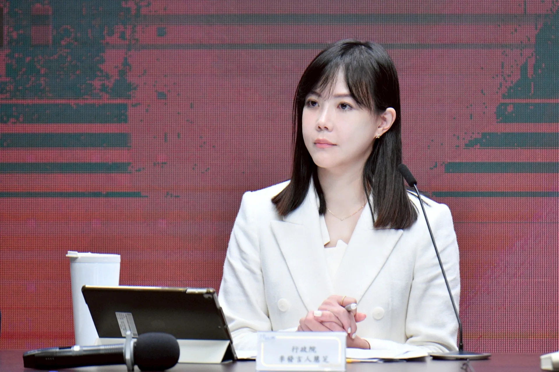 行政院發言人李慧芝今天主持行政院會後記者會,轉述行政院長卓榮泰指示。行政院提供