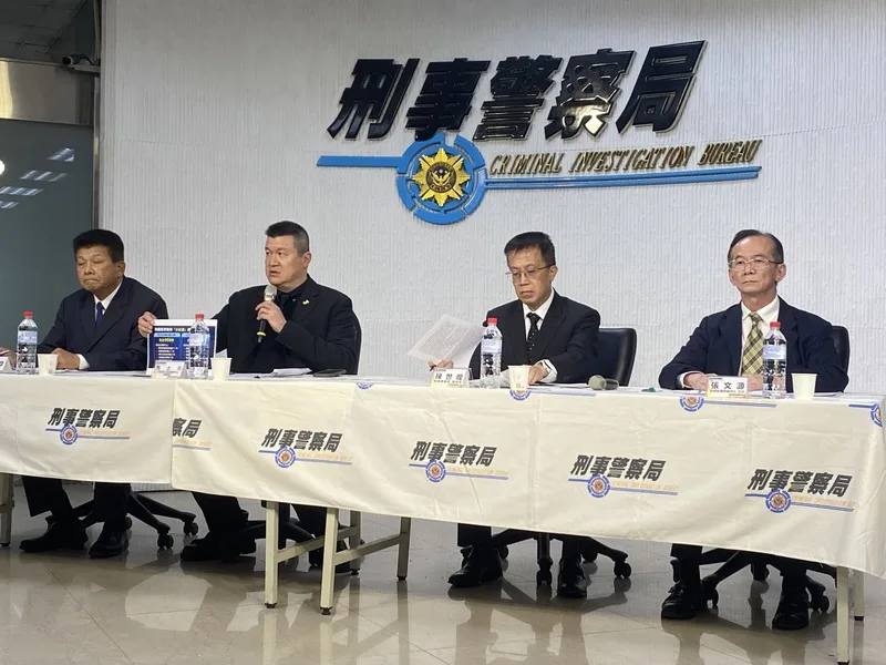 行政院打擊詐欺指揮中心指揮官馬士元（左2）4日出席記者會，會中指出小紅書App資安檢測不合格，近2年涉詐案1706件，並宣布即日起對小紅書App發布網際網路停止解析及限制接取的命令，暫定期間為1年。中央社