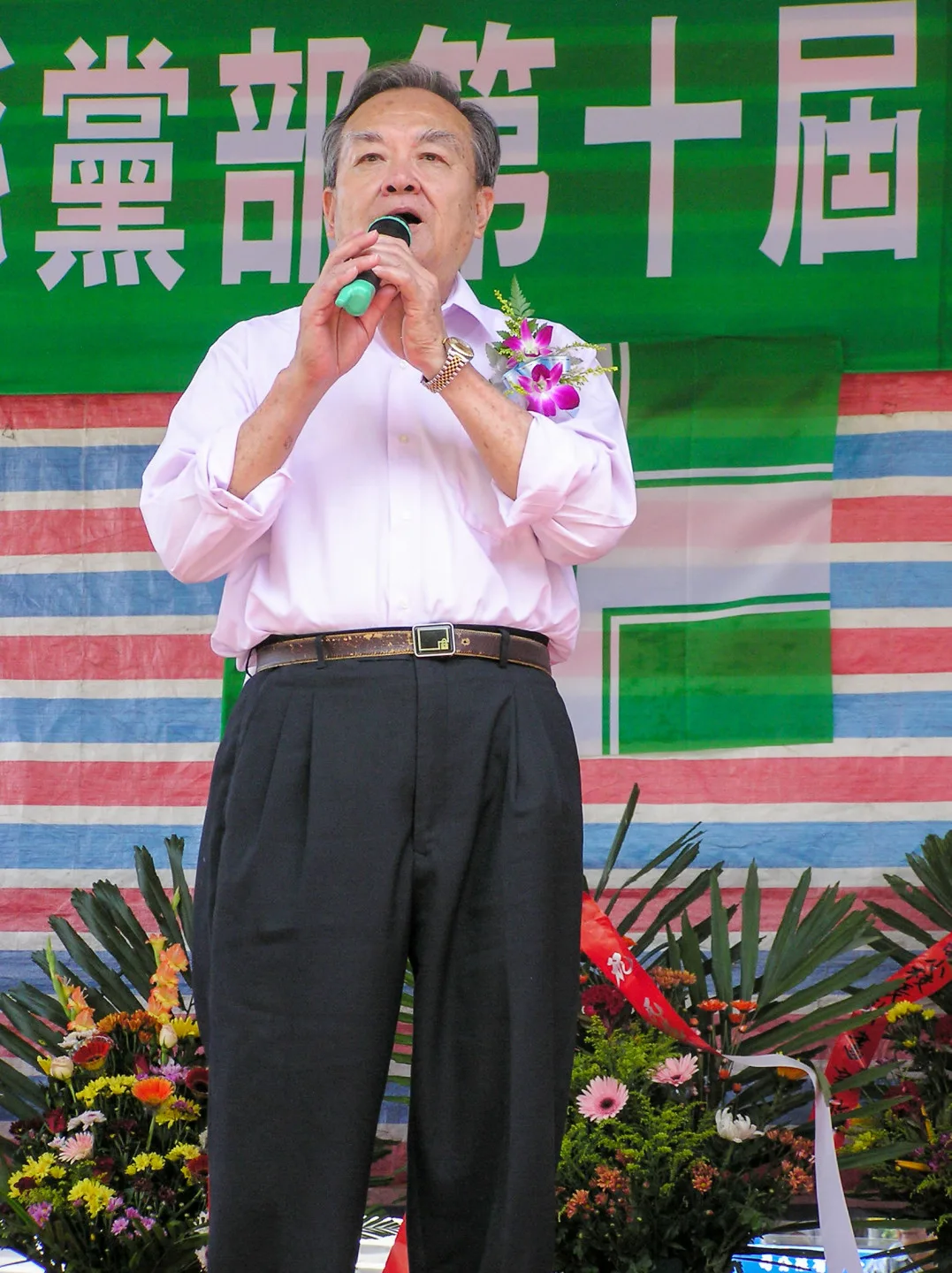 邱連輝原是國民黨栽培的客家籍省議員，因批評監委選舉公開買票，興建北迴鐵路買的大約翰鑽隧機不適用，得罪提名小組未再獲提名，他乃脫黨參選高票連任，後再當選屏東縣長、立委。圖為他在民進黨屏東縣黨部開會時致詞。李世斌提供