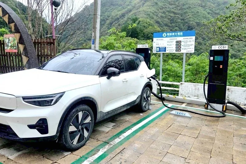 桃園市政府風景區管理處民國114年完成7處風景區公有停車場電動車充電樁基礎設施建置，目前已全數營運開始收費。桃市府提供