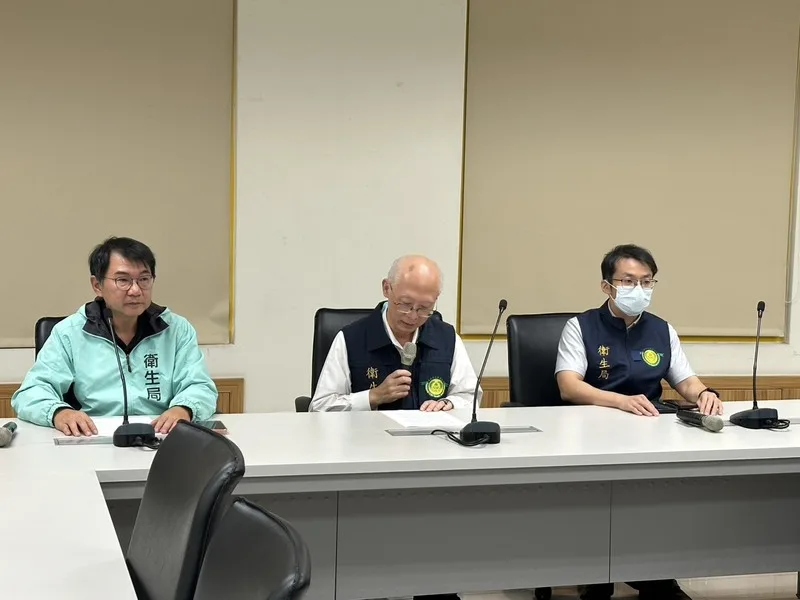 高雄市衛生局長黃志中(中)4日率副局長潘炤穎(左)、檢驗科長林學慶(右)說明全聯台灣鯛魚排未檢出禁藥。中央社