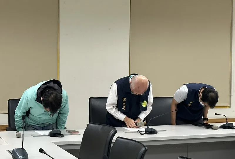 高雄市衛生局為抽驗全聯台灣鯛魚排出包一事鞠躬致歉。中央社