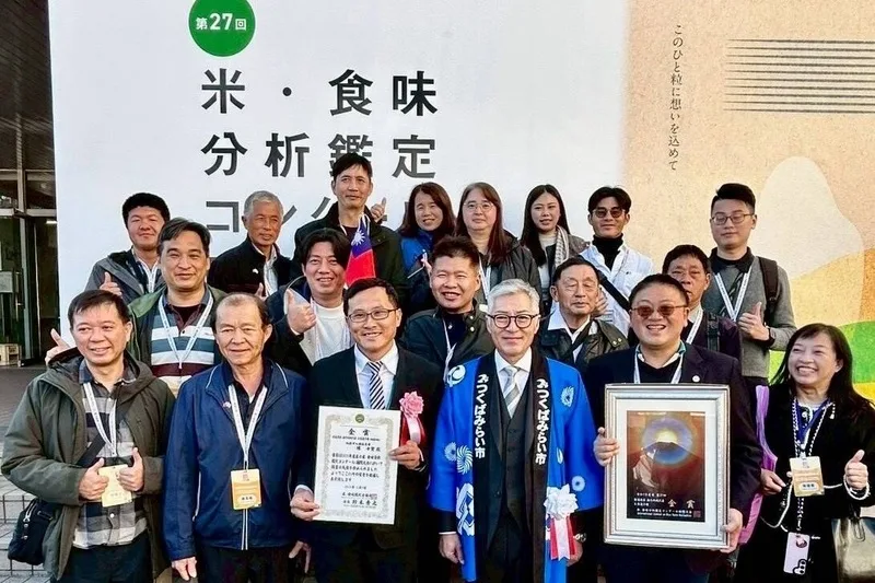 2025日本「第27屆米．食味分析鑑定國際大賽」頒獎典禮7日在茨城縣筑波未來市舉行，桃園市大園區青農陳士賢（1排左3）憑藉「桃園3號」，拿下最高榮譽金賞獎。