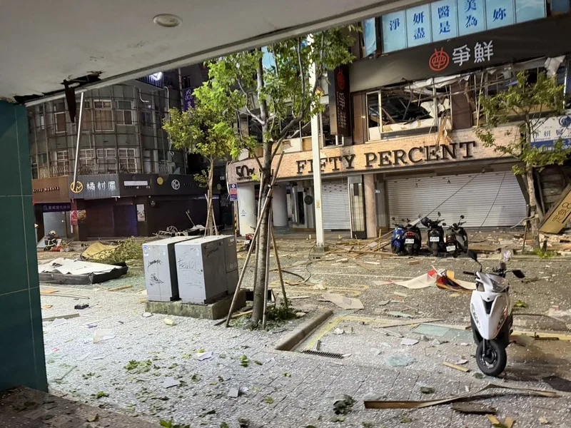 新北市板橋區府中商圈8日凌晨近1時發生公安事故,位在重慶路12巷的2樓餐廳疑似氣爆,造成多名路人遭波及受傷送醫。中央社