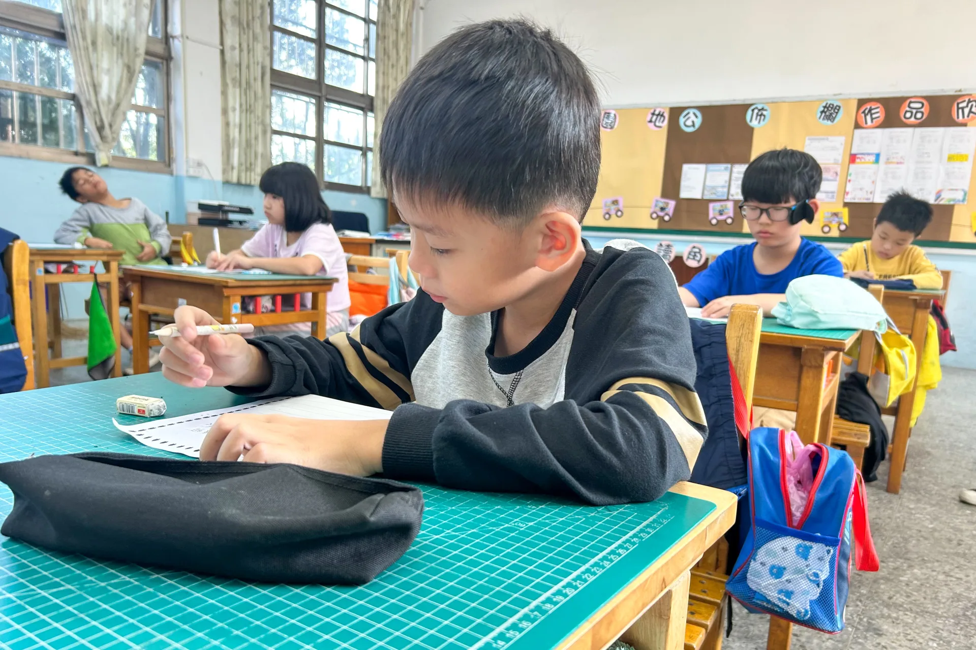 黃鈺翔與謝宜君利用每週的「綜合課」安排兩校書信往返,一開始他們提供主題讓學生寫信,後期則讓學生自由發想信件內容,學期末之際正式讓兩校學生以視訊見面。黃鈺翔提供