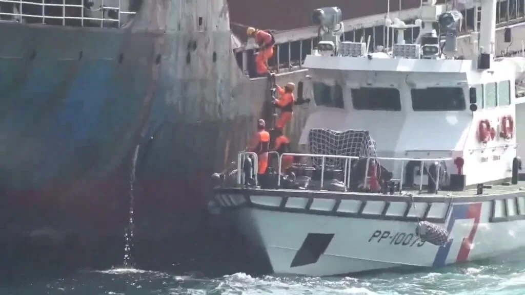 台澎第3海底電纜台南將軍漁港西北方6浬處2月時斷裂，海巡人員以現行犯攔停登檢中資背景權宜輪多哥籍「宏泰」貨輪。海巡署提供。中央社