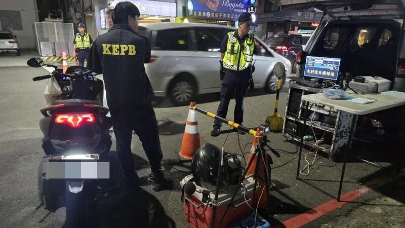 資料照，圖為交警針對噪音陳情熱區及車輛改裝熱點進行稽查。高雄市環保局提供