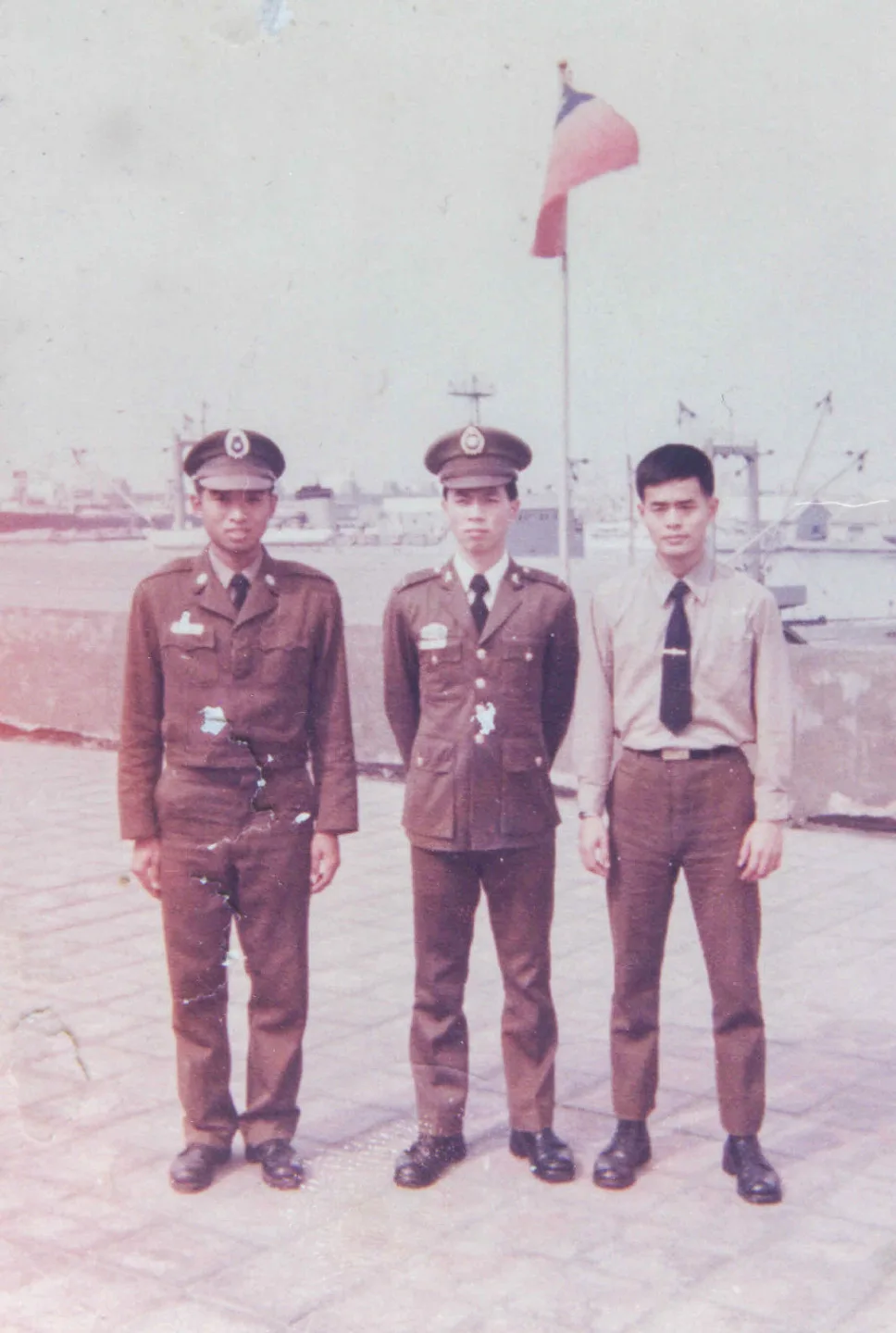 林子淵（右一）在高雄服憲兵役時跟同袍合影。楊國鑫提供