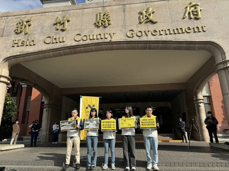 時代力量黨主席王婉諭（前中）10日率員到新竹縣政府門前抗議，王婉諭表示，縣長楊文科日前宣布竹東掩埋場裸露垃圾已全數清除，但實地勘查與空拍畫面顯示，現場仍可見裸露及新增垃圾，與官方說法不符，且未見清除前後比對圖與驗收報告。中央社