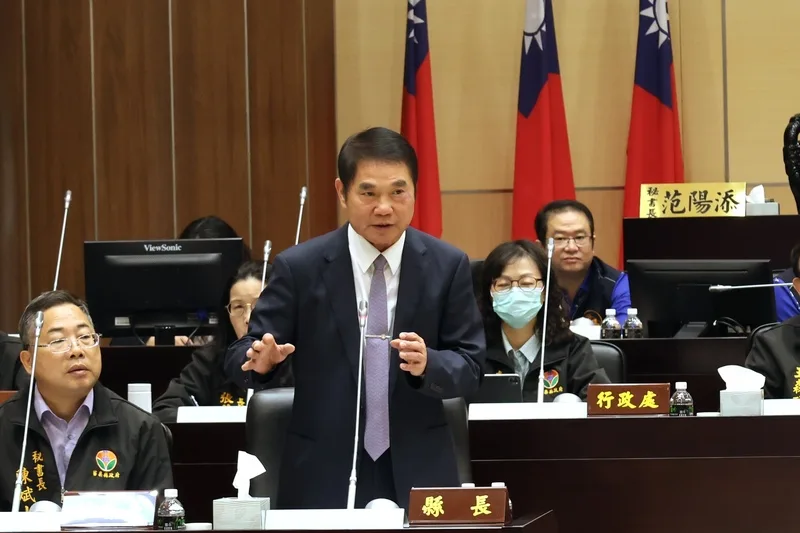 苗栗縣政府115年度總預算案三讀通過，學生免費營養午餐有望在明年9月新學年上路。縣長鍾東錦（前中）。中央社