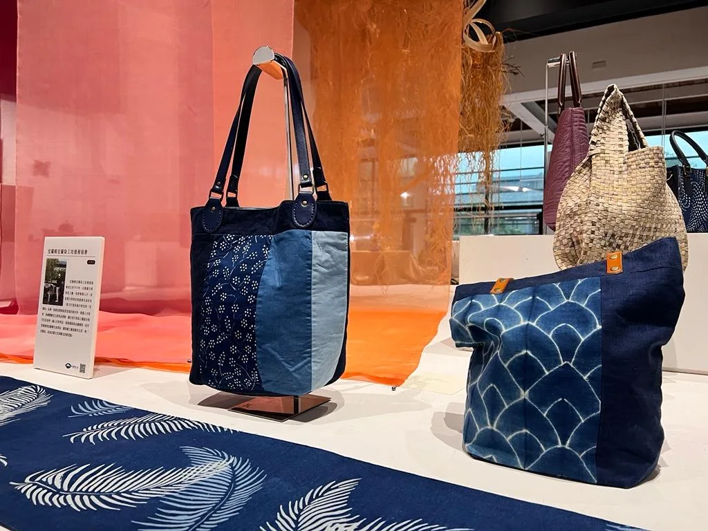 「水」象徵流動與滋養，圖為宜蘭染工坊發展協會作品，透過天然染料、自然材料與多媒材應用，呈現色彩於布料間流淌、交織的生命韻律。工藝中心