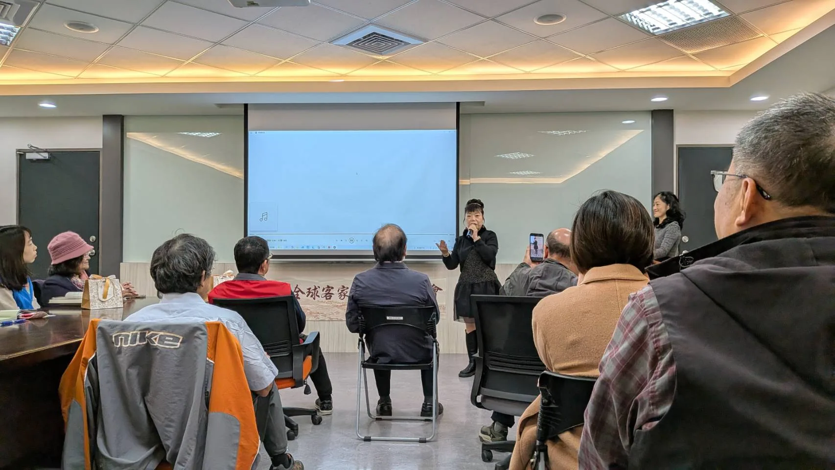 客語薪傳師謝玉香帶來傳統客家山歌表演。李宥妍攝