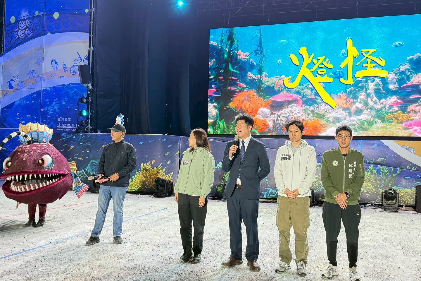 客委會副主委邱星崴（右三）指出，客委會透過與紙風車劇團合作，打造這齣以客語與華語共演的精彩親子劇，讓更多民眾認識客家文化。客家委員會提供