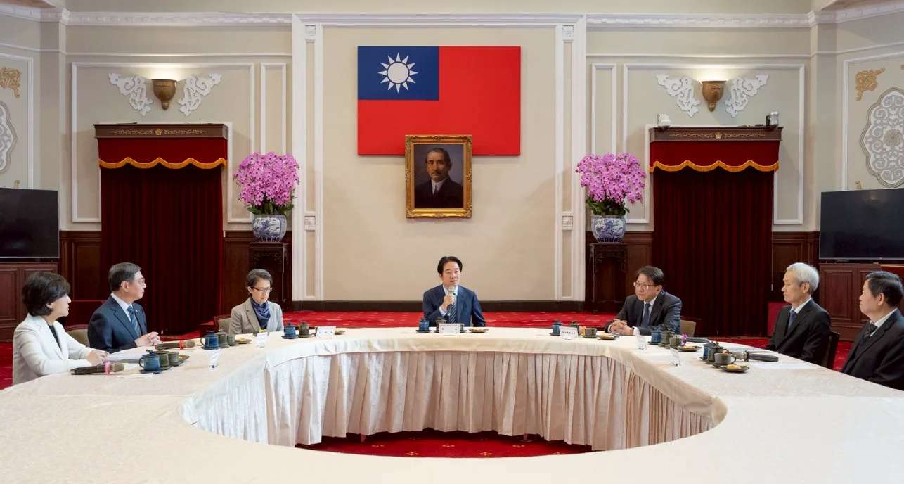 總統賴清德（中）今天（15日）上午在總統府進行國政茶敘，出席者包括副總統蕭美琴（左3）、總統府秘書長潘孟安（右3）、行政院長卓榮泰（左2）、行政院副院長鄭麗君（左1）、考試院長周弘憲（右2）、考試院副院長許舒翔（右1）。總統府提供