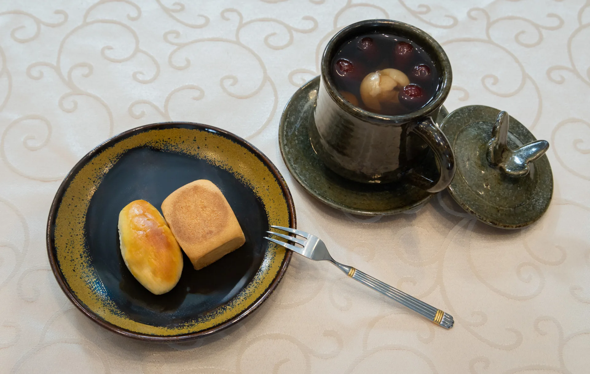 總統府國政茶敘準備了鳳梨酥、花蓮薯，搭配桂圓紅棗茶。總統府提供