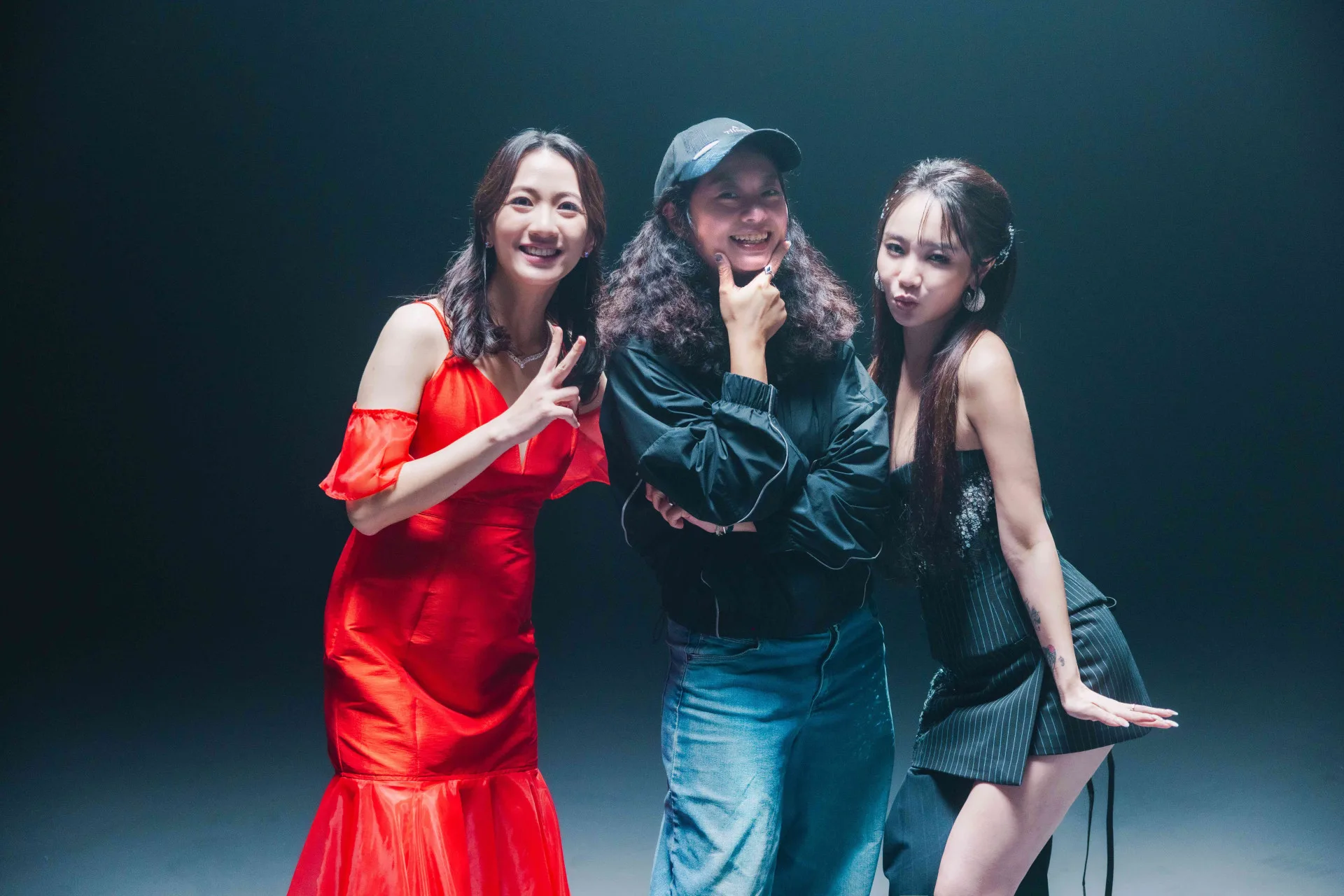 怪誕導演郭佩萱（中）讚Kimberley（右）與范宸菲（左）的演出真誠且充滿能量。新視紀整合行銷 提供