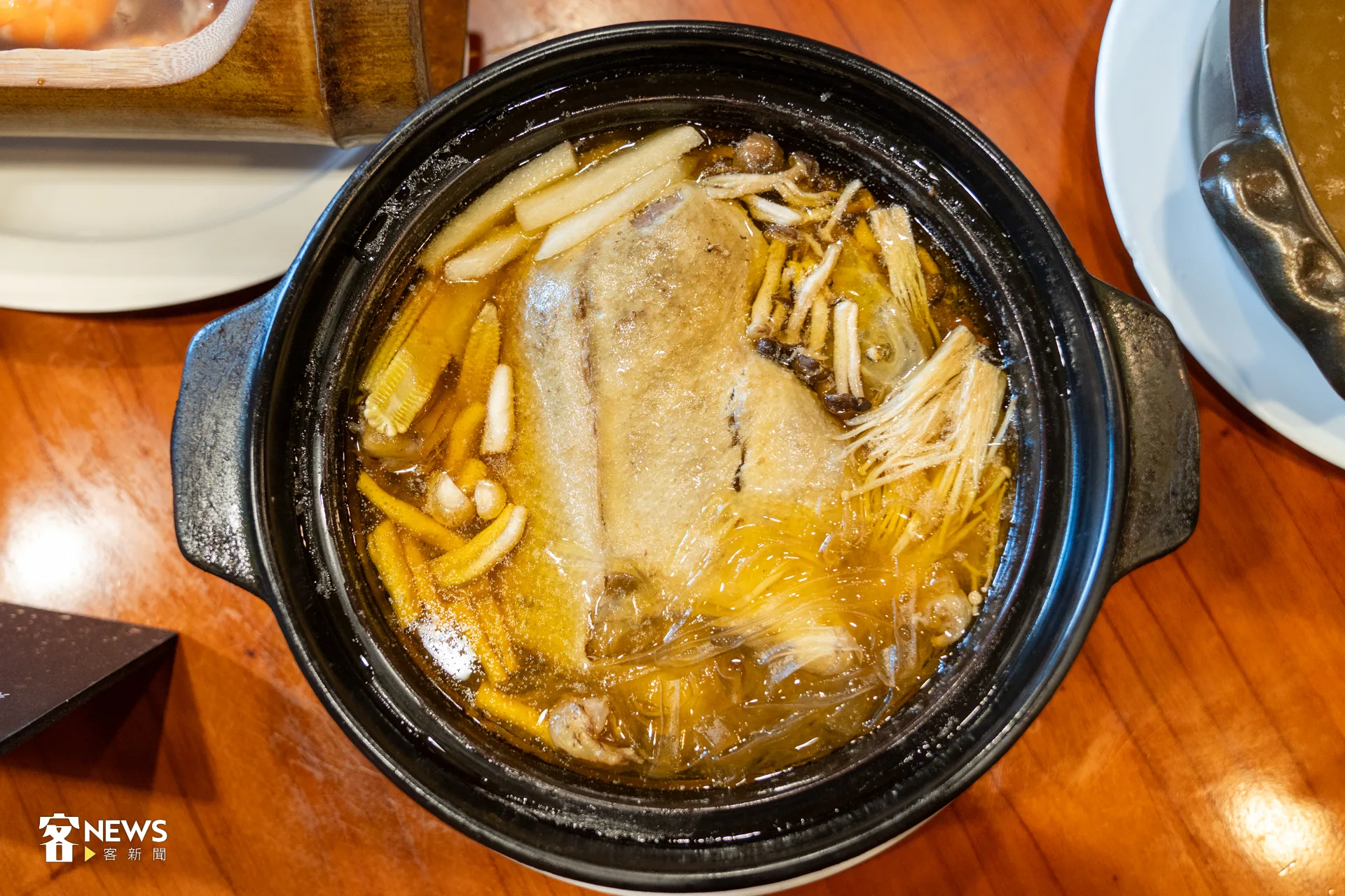 八方燜鴨用黑麻油燉煮,是八方園的招牌菜之一。李宥妍攝