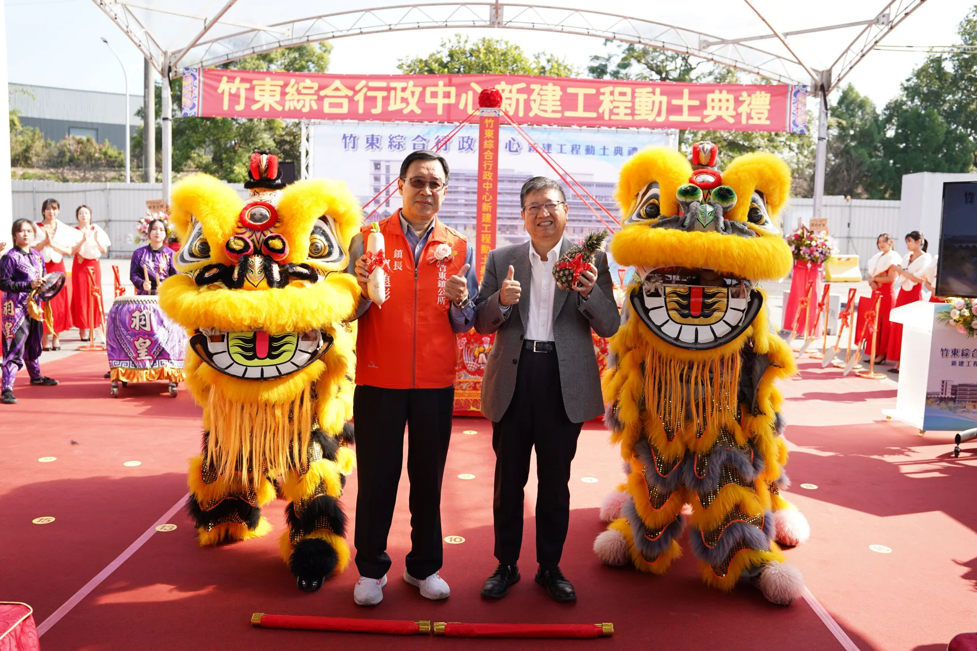 新竹縣長楊文科（右）與竹東鎮鎮長郭遠彰（左）。新竹縣政府提供