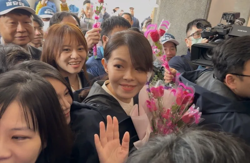 因案停職約1年多的新竹市長高虹安(中),18日回到新竹市政府上班,在支持者簇擁下進入市府。中央社