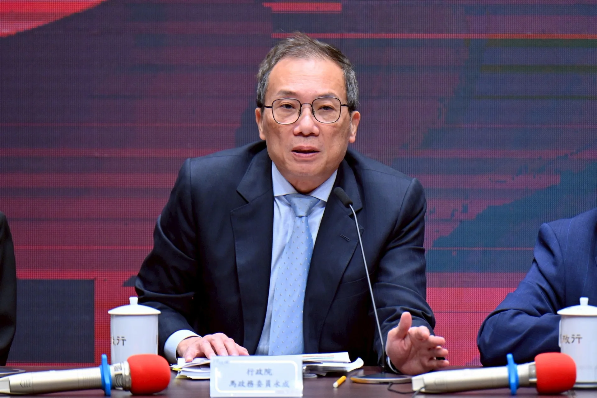 行政院政務委員馬永成今天在行政院會後記者會，說明國安修法緣由。