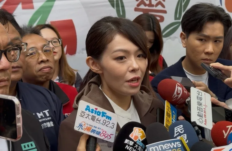 停職的新竹市長高虹安涉立委任內詐領助理費，二審改依偽造文書罪判刑6月，新竹市向內政部提復職申請。高虹安（前右2）17日接受媒體聯訪說，希望盡快回市政崗位。中央社